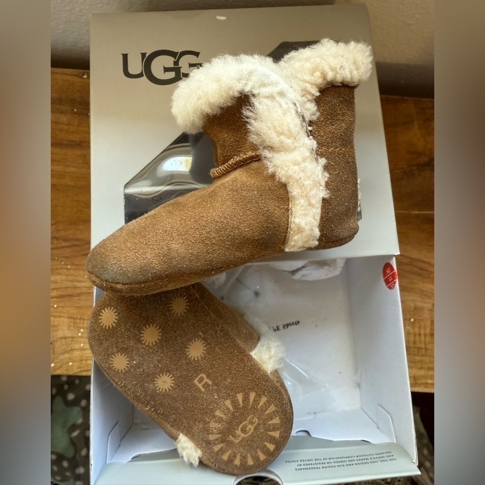 Baby UGG AUSTRALIA chestnut sheepskin boots S Small / 2-3 infant